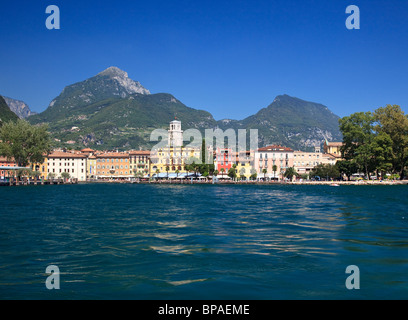 Riva del Garda si trova all'estremità nord del Lago di Garda, Trentino, Italia Foto Stock