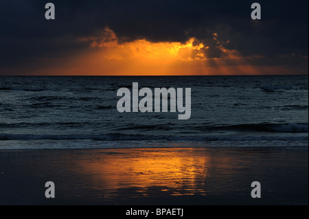 Tramonto sull'Oceano Atlantico, Médoc, Gironde department, Francia Foto Stock