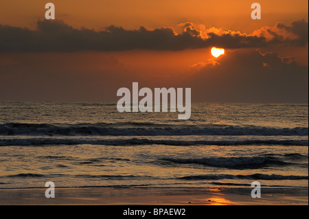 Tramonto sull'Oceano Atlantico, Médoc, Gironde department, Francia Foto Stock