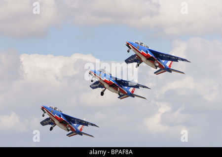 La Patrouille de France nella loro Dassault/Dornier Alpha Jet e decollare da visualizzare in 2010 RIAT Royal International Air Show Foto Stock