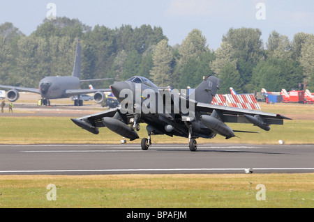 Panavia Tornado GR4 Ala Swing Fighter Bomber della Royal Air Force No. 15 Squadron basato a Lossiemouth terre al RIAT Foto Stock