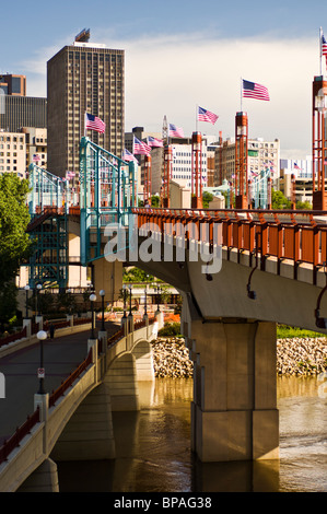Noi le bandiere della linea Wabasha Street ponte sopra il fiume Mississippi su una mattinata estiva nel centro cittadino di Saint Paul, Minnesota. Foto Stock