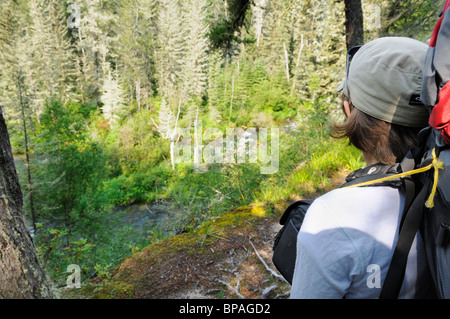 Con lo zaino in spalla in Prince Albert Parco Nazionale. Sul grigio Sentiero del Gufo. Foto Stock