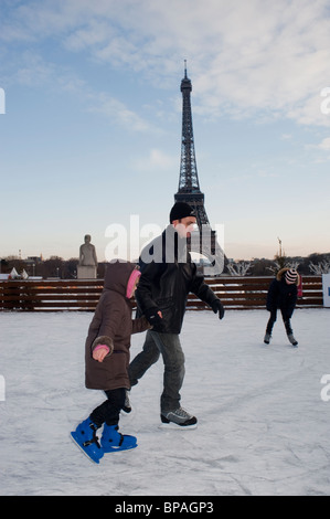 Parigi, Francia, Sport per famiglie, papà e bambino, pattinaggio su ghiaccio, 'Jardin de Trocadero', pista di pattinaggio su ghiaccio vicino alla Torre Eiffel, SCENA INVERNALE Foto Stock