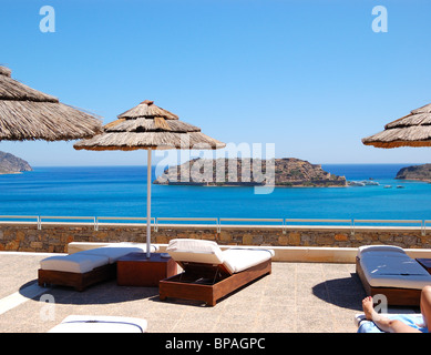 I lettini in hotel di lusso con vista sull'isola di Spinalonga, Creta, Grecia Foto Stock