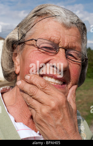 Donna anziana indossando retina per capelli, Suffolk. In Inghilterra. Foto Stock