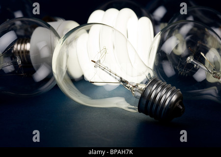 Lampada compatta a fluorescenza e luce al tungsteno lampadina Foto Stock