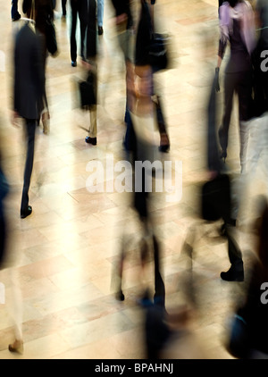 La folla di persone corsa attraverso la stazione Foto Stock