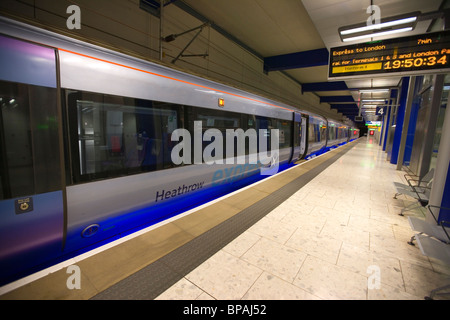 Treno Heathrow Express, terminale 5, LHR, England, Regno Unito, Europa Foto Stock