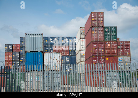 I contenitori di spedizione impilati fino a Southampton docks di Southampton, Inghilterra. Foto Stock