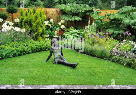 Giardino con figura in bronzo, Sandringham Flower Show, piccoli giardini designer di sette acri Garden Design prato prati statua statue Foto Stock