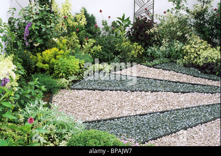 Spiaggia di ghiaia, ghiaia colorata giardino, Sandringham Flower Show massa pavimento giardino pattern design design ciottoli di contrasto Contrasto Foto Stock