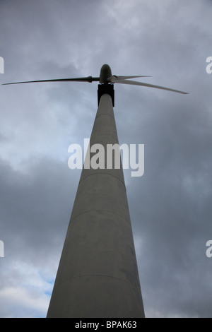 Turbina eolica in fattoria eolica sul giorno nuvoloso nel Galles del Nord Foto Stock