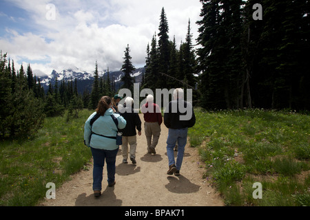 Parco i visitatori sulla natura guidata escursione. Area di sunrise. Il Parco Nazionale del Monte Rainier, Washington. Foto Stock
