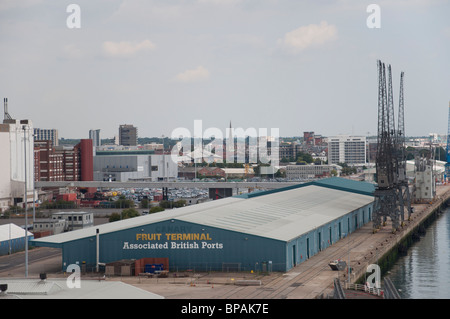 La nave da crociera frutto dell'edificio del terminal al porto di Southampton, Inghilterra. Foto Stock