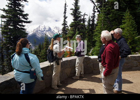 Un giovane ranger naturalista descrive la geologia del Monte Rainier. Area di sunrise Foto Stock