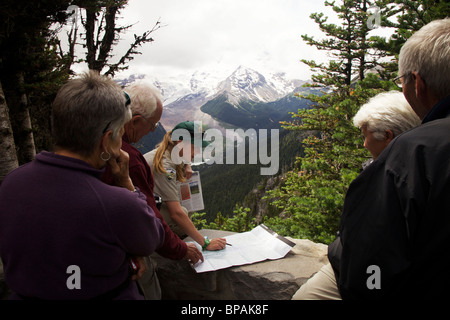 Un giovane ranger naturalista descrive la geologia del monte Rainier a un gruppo di visitatori del parco. Area di sunrise. Foto Stock