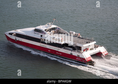 Un getto rosso 4 passeggeri e catamarano di trasporto passeggeri da Southampton a Cowes. Foto Stock