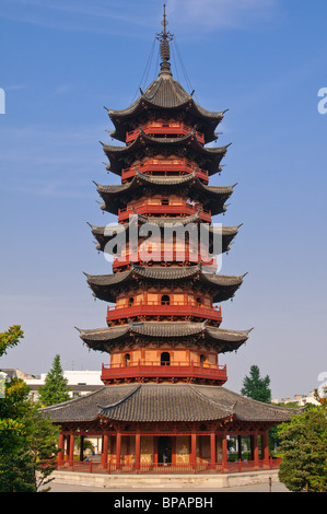 Pagoda Ruiguang contro un cielo blu di Suzhou, provincia dello Jiangsu, Cina. Foto Stock