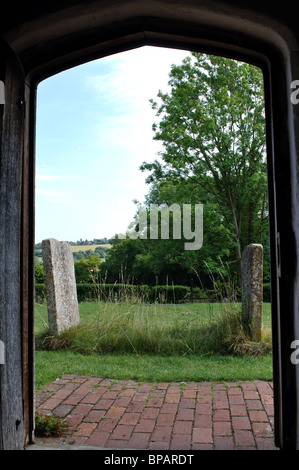 Vista da sud portico della Basilica di Santa Maria Vergine Chiesa, Radnage, Buckinghamshire, Inghilterra, Regno Unito Foto Stock