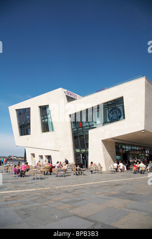 Terminal traghetti con cafe' sul marciapiede in Liverpool Regno Unito Foto Stock