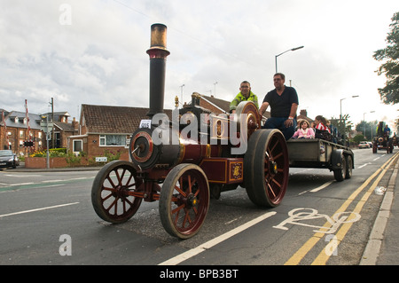 Un'annata di vapore motore trazione sfila per le strade durante il 2009 Driffield motore a vapore rally Foto Stock