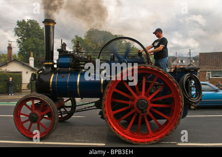 Un'annata di vapore motore trazione sfila per le strade durante il 2009 Driffield motore a vapore rally Foto Stock