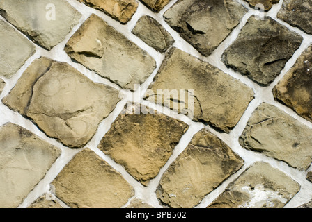 Il vecchio muro di pietra. Vecchio muro di mattoni irregolari. Foto Stock