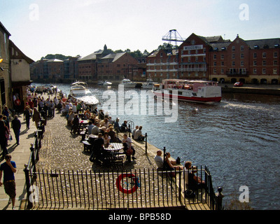 Il lungofiume di Kings Staith è pieno di gente che gode del sole estivo. York River Ouse. Foto Stock