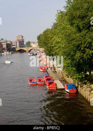 Fiume Ouse girato dal ponte Skeldergate guardando verso il ponte Ouse con barche turistiche ormeggiate. York Foto Stock