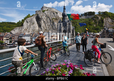 I ciclisti sul ponte sopra il fiume Mosa a Dinant, la Vallonia, Belgio. Foto Stock