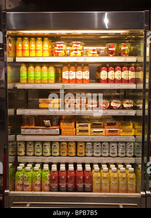 Vetrina chiller con succhi di frutta in bottiglia, sandwich e frutta fresca. Foto Stock