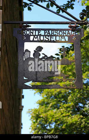 Metallo Bronte Parsonage Museum segno, Haworth, West Yorkshire, Inghilterra, Regno Unito. Foto Stock