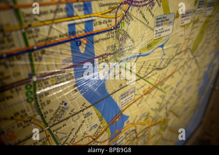 Il vetro rotto copre una metropolitana mappa su una piattaforma della metropolitana di New York, visto il mercoledì 18 agosto, 2010. (© Richard B. Levine) Foto Stock