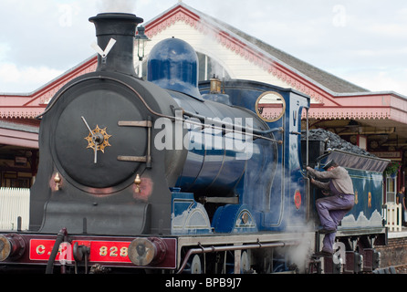 Il Caledonian Railway numero 828 con il suo driver a Aviemore stazione in Scozia. Foto Stock