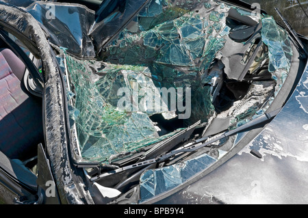 Parabrezza fracassato di bruciato si è schiantato automobile - Francia. Foto Stock