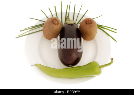 Felice faccia frutto di diversi tipi di frutta. Isolato su un pulito sullo sfondo bianco. Foto Stock
