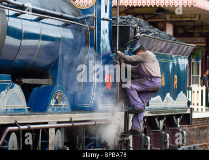 Il Caledonian Railway numero 828 con il suo driver a Aviemore stazione in Scozia. Foto Stock