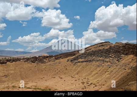 Caldera e del vulcano attivo Ol Doinyo Lengai nella Rift Valley della Tanzania Foto Stock