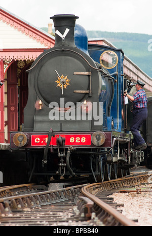 Il Caledonian Railway numero 828 con driver a Aviemore stazione in Scozia. Foto Stock