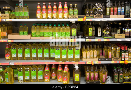 Oli assortiti sul ripiano al supermercato Asda - Londra - Regno Unito Foto Stock