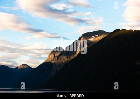 Norvegia Stranda sunnylvsfjorden Fjord tranquillo tranquillo e pacifico presentimento di granito spazio copia Foto Stock