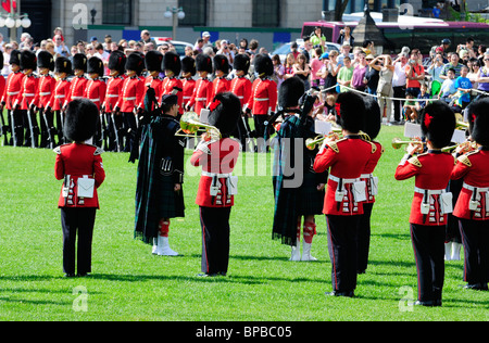 La banda del governatore generali Protezioni Piedi di eseguire durante la cerimonia del Cambio della Guardia a Ottawa, Canada Foto Stock