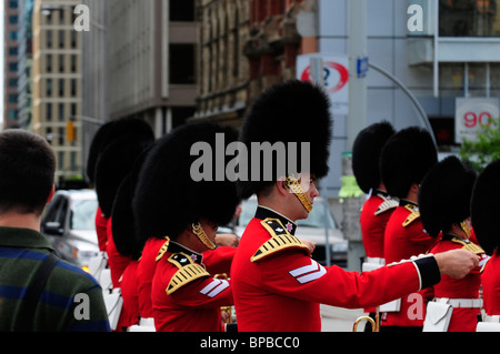 I membri della band del Governatore Generale delle Protezioni Piedi marciando al Parlamento per la modifica della cerimonia di guardia Foto Stock