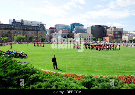 La banda del governatore generali Protezioni Piedi di eseguire durante la cerimonia del Cambio della Guardia sulla Collina del Parlamento, Ottawa Foto Stock