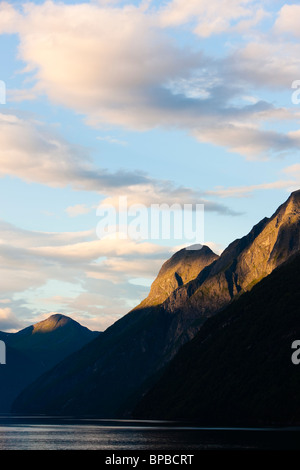 Norvegia Stranda sunnylvsfjorden Fjord al sole del mattino Foto Stock