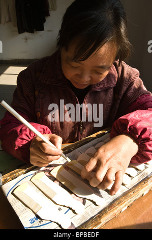 Pettine di pittura per lavoratrice di fabbrica femminile presso la fabbrica cinese di pettini, Changzhou. Cina. Foto Stock