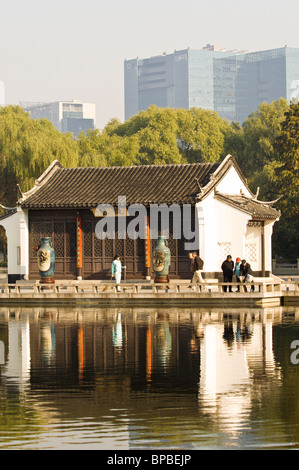 Cina, Changzhou. Rosso di prugna Park. Foto Stock