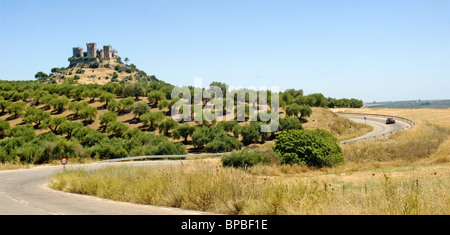 Avvicinando il castello moresco a Almodovar del Rio, vicino a Cordoba, Andalusia. Foto Stock