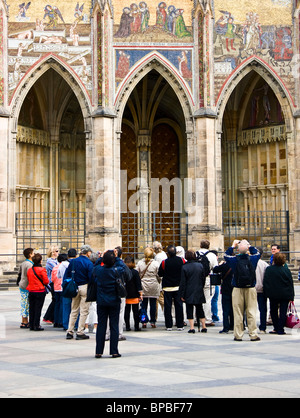 Gruppo di turisti in cerca di ultimo giudizio mosaico Golden Gate ingresso la Cattedrale di San Vito di Praga Repubblica Ceca Europa orientale Foto Stock